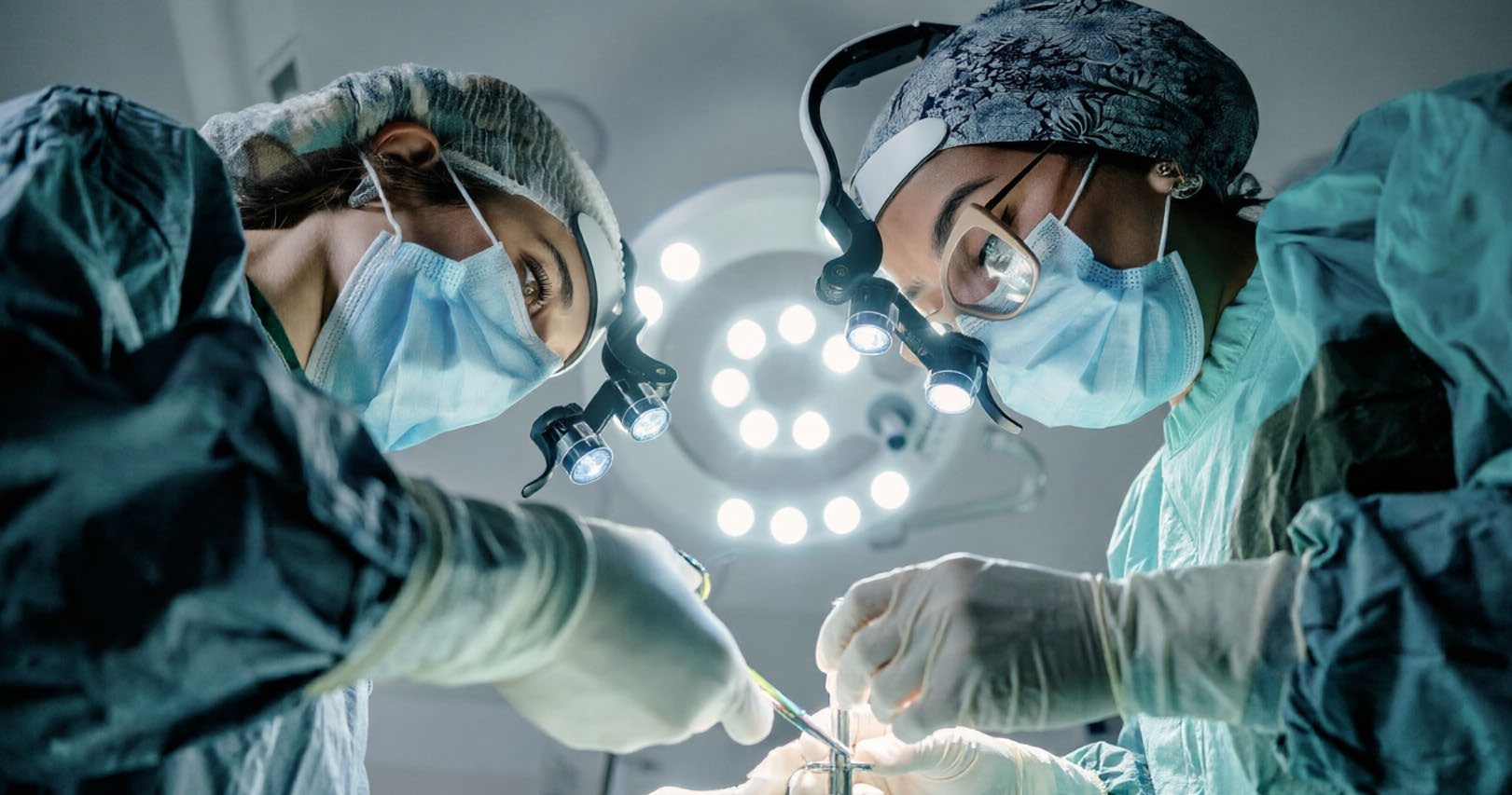 Profesionales médicos durante un procedimiento quirúrgico